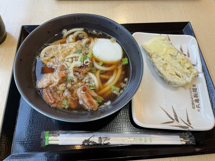 【ロシア】丸亀製麺べラルースカヤ店の「温玉照り焼きうどん」と「ナス天」