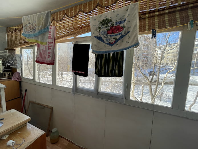 ロシアのアパートのベランダに干していある洗濯物