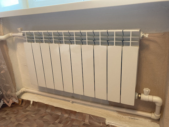 ロシアのアパートに設置されている暖房器具（батарея）