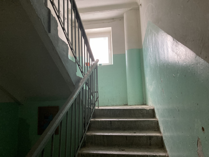 ロシアのアパートの階段